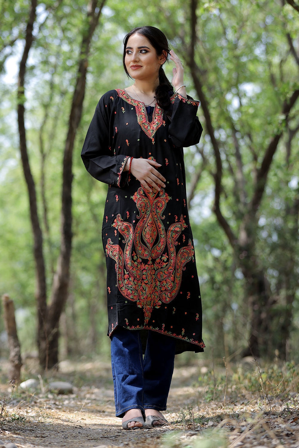 Shehnaaz Gill new photo| Beauty in black! Shehnaaz Gill looks resplendent  in a kurti as she poses for a selfie